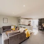 Quaint Worcester Quarters - 3Br Delight